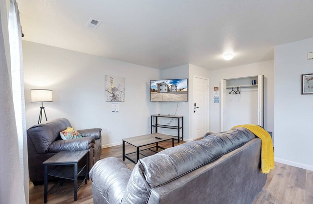 Spacious Two-Bed Updated Near DIA easy Denver Access