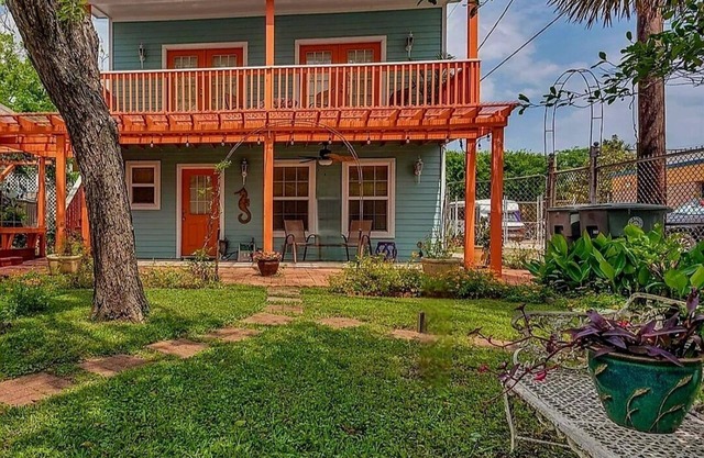 Spacious Upstairs Studio with Balcony steps from the beautiful Seawall & Beach