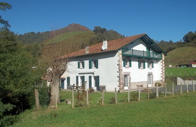 Spacious vacation home close to mountains and beaches in the heart of the Basque Country