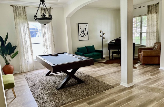 Spacious + Vibrant 5-bed 3-bath Private House with Pool in Sarasota/Bradenton