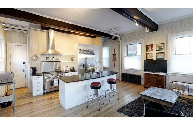Spacious & Vibrant Two Level Artist's Loft/1 bed/2 bath