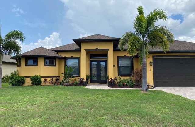Spacious Waterfront 4+ bedroom Pool Home in delightful Rotonda West, FL