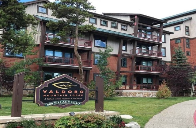 Spacious1 bedroom with a fireplace at Hilton's Valdoro Mountain Lodge
