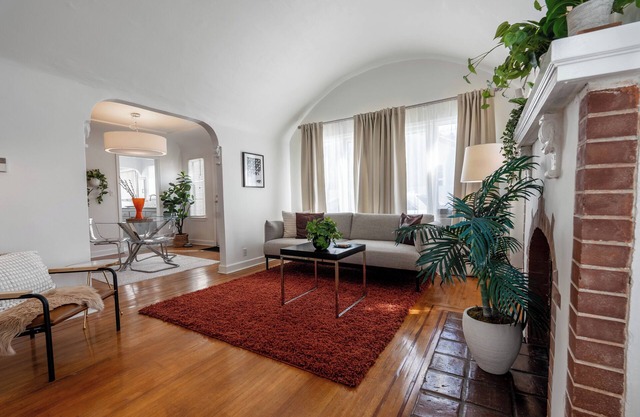 Spanish Melrose Duplex, King Bed, Full Kitchen, Front Porch in a Walkable Area