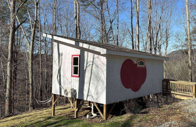 SPECIAL No Pet Fees - Bring friends to enjoy all Wild Acres has to offer - Hang gliding & hiking