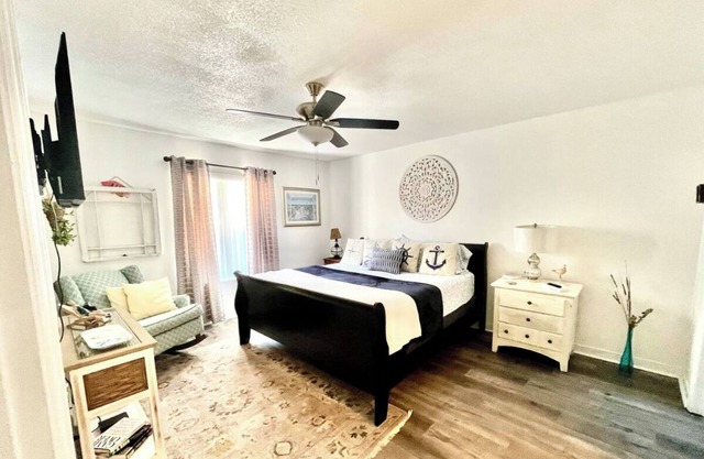 SPECIAL PRICE! Large Comfy Stay Pets Welcome w/Parking Trailers/Bikes/Boats