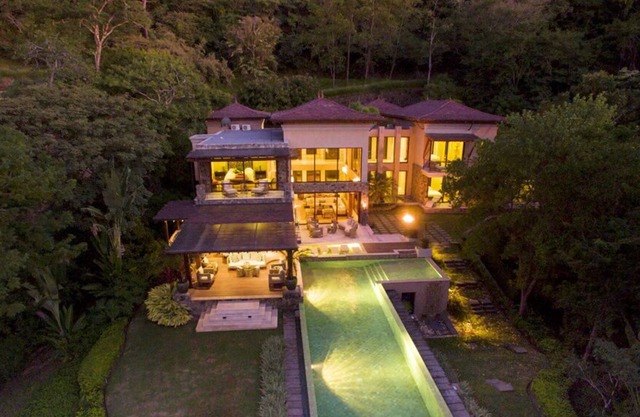 Spectacular and luxurious property to enjoy your family and friends time!