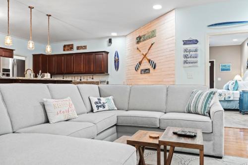 Spectacular Beach House! Arcade Games & Hot Tub! Sleeps 12!