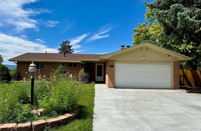 Spectacular Mountain View in Centennial - minutes from shopping and restaurants!