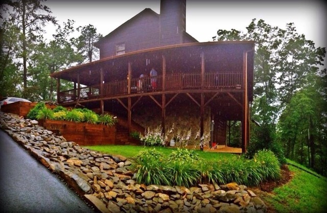 Spectacular Mountain Views from this Cozy Cabin Getaway