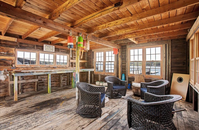 Spectacular Ocean Front home with 3 bedrooms, 2.5 bathrooms, Hot Tub