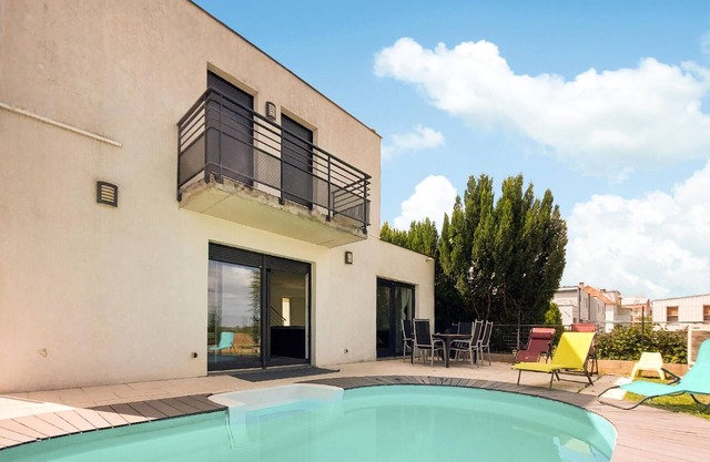 Spend a wonderful vacation with the family in this vacation home with pool.