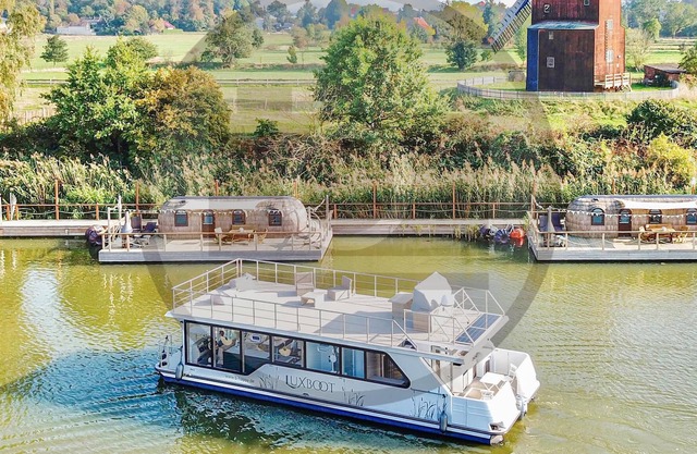 Spend an unforgettable vacation on this unique houseboat, with pure nature and big city flair in one