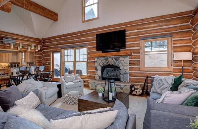 Spend Winter in Big Sky! Ski-in, Ski-out 4 Bedroom Cabin with Private Hot Tub