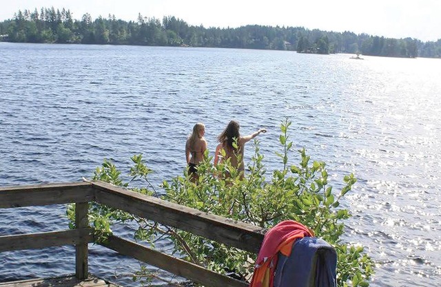 Spend your vacation in this beautiful cottage with a fantastic view of Sans Lake.