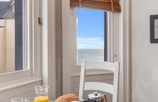 Spinnaker - Close to Town Sea Views