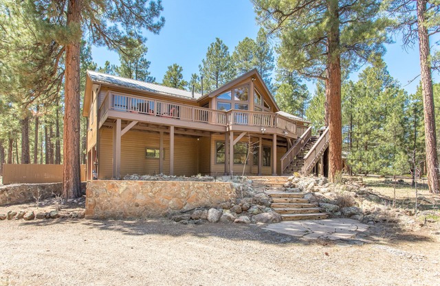 Spirit Hollow Retreat on 2.5acres . Fire pit, pool table, large deck
