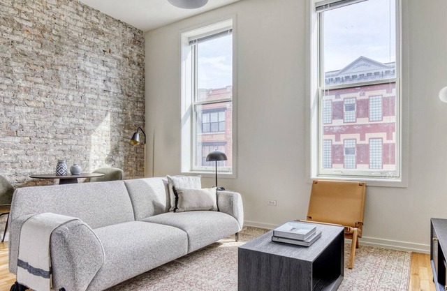 Splendid Wicker Park 1BR w/ W/D, 1 block to L, Six Corners, by Blueground