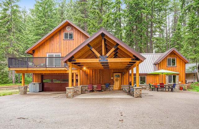 Sprawling cabin near the lake with a private grill and large patio - W/D & AC