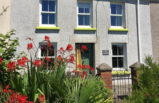 SPRING BREAKS - COSY COTTAGE; BEACHES; DOG FRIENDLY