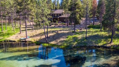 Spring River Retreat Waterfront Luxury w Hot Tub Game Room Near Bend