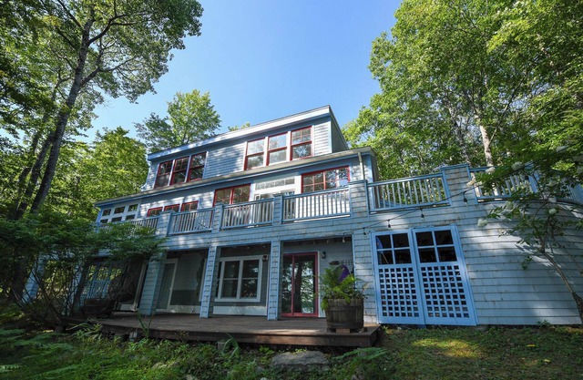 * SPRING SPECIAL * Spacious 4-bedroom home w/sunset views over Long Lake!
