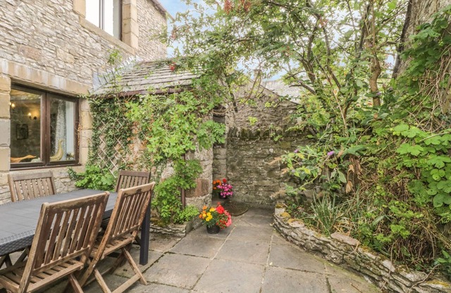SPRINGARTH COTTAGE, pet friendly, with a garden in Newby