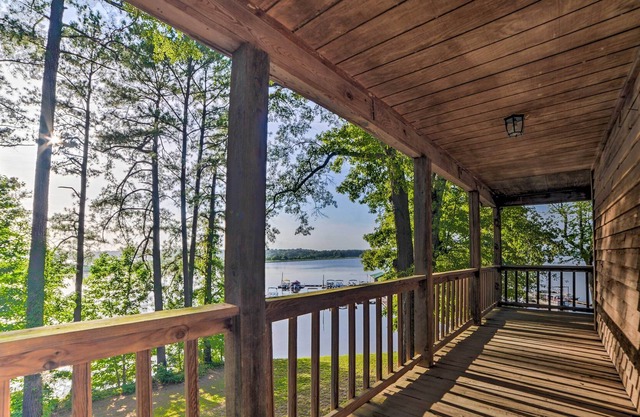 Springville Cabin on Kentucky Lake w/ Deck!