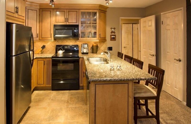 St. Anton Street View 2-bedroom Condo w/Full Kitchen