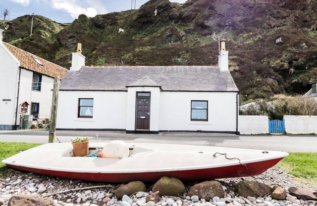 ST MAGNUS HAVEN, pet friendly, with a garden in Gardenstown