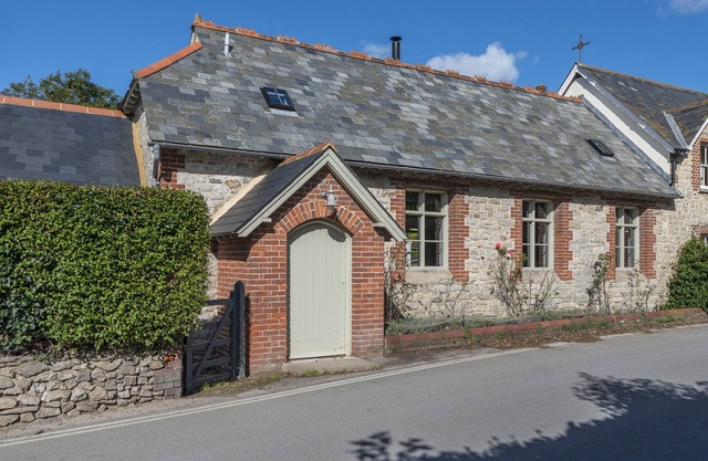 ST MARY'S CHAPEL, family friendly, with open fire in West Lulworth