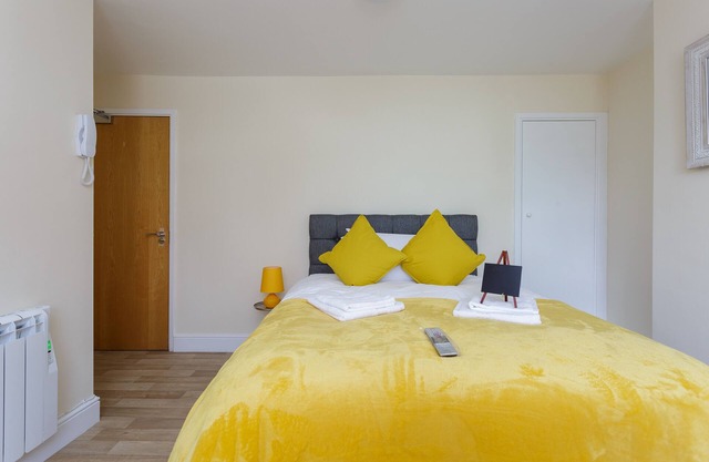 St Mary's Modern Central Huge Studio Apartments