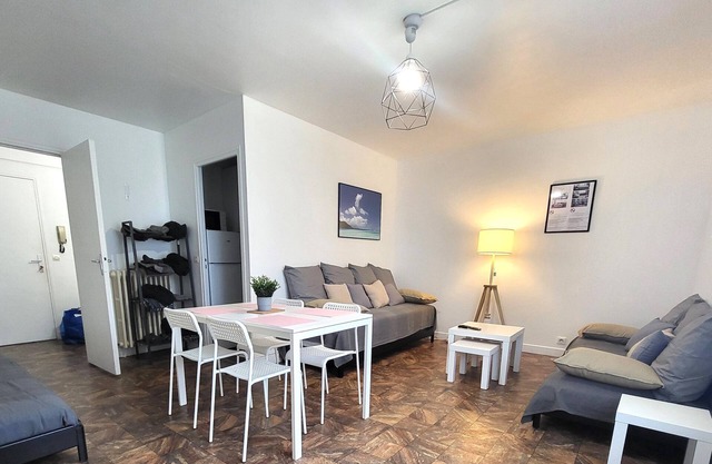 St-Quentin-en-Yvelines: Large studio with parking space