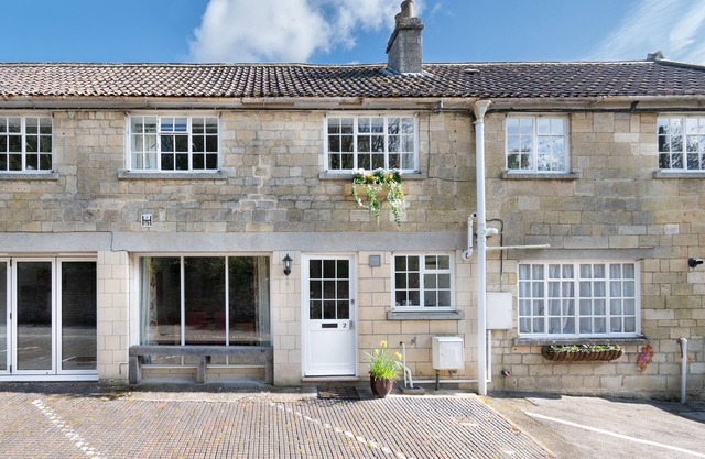 Stable Cottage, Freshford just 10mins by train and 15mins by car from Bath