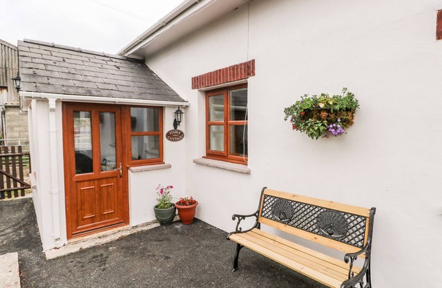 STABLE COTTAGE, pet friendly, with a garden in Haverfordwest