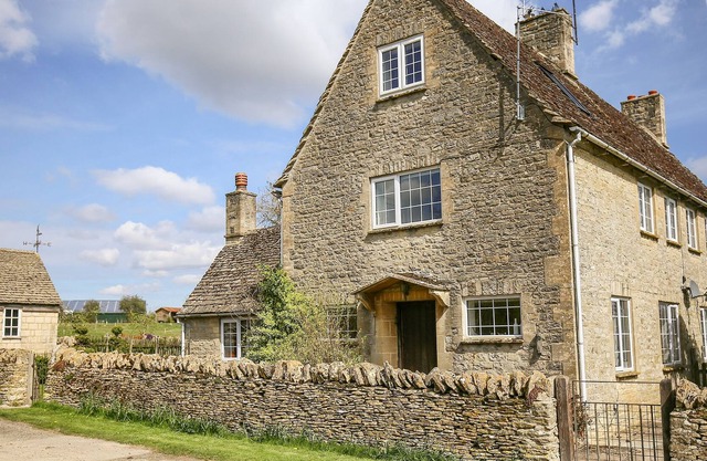STABLE COTTAGE, pet friendly, character holiday cottage in Filkins