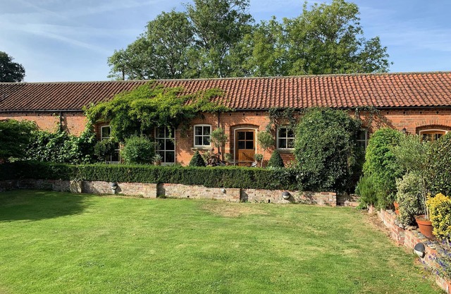 STABLE COTTAGE, pet friendly, luxury holiday cottage in Withernwick
