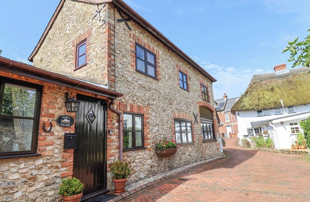 STABLE COTTAGE, romantic, character holiday cottage in Colyton
