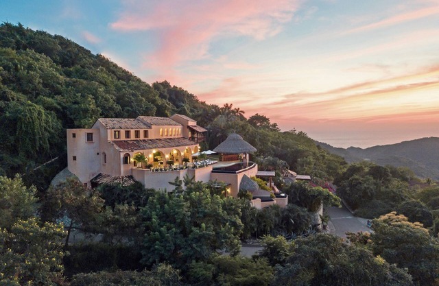 Staffed Luxury Villa: 5 Pools, Big Views & Best Chef in Zihua