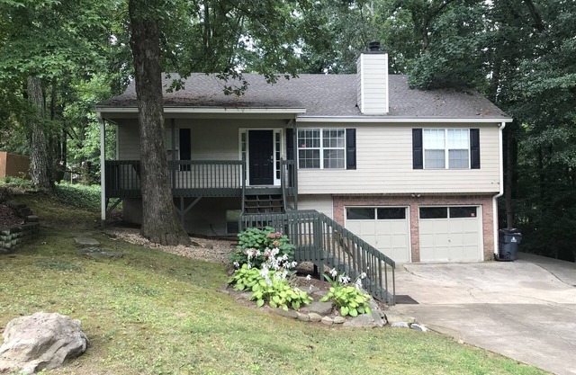 Stand alone home 6 miles to LakePoint Sports complex and 2 miles to Lake Acworth