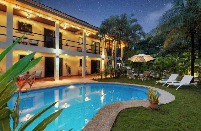 Standard Suite: Cozy One-Bedroom Suite with Full Bed, Kitchenette & Pool Access