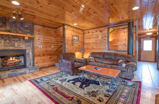 Standing Bear Lodge | Home Theater + Game Room & Hot Tub!