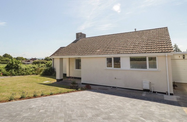 STARLINGS ROOST, pet friendly, country holiday cottage in Ashcott