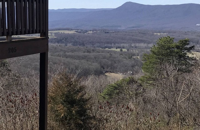 Starlit view log cabin with 30 mile views close to National Park and Luray