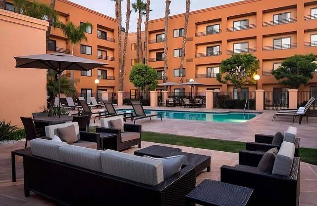 Stay And Relax! Pet Friendly Suite! Outdoor Pool!