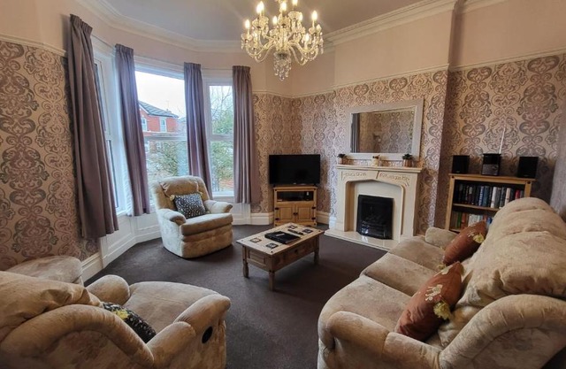 STAY - at Southport Holiday Home - sleeps 6