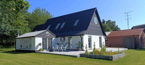 Stay Comfortably In Scenic Surroundings