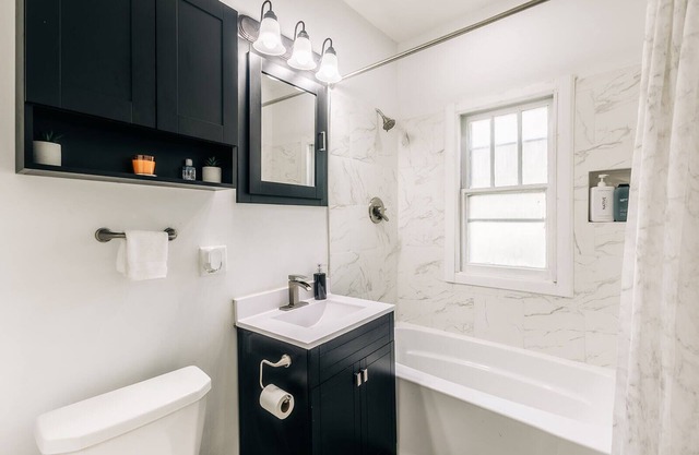 Stay in Comfort, Explore with Ease – Your Ideal Minneapolis Getaway!