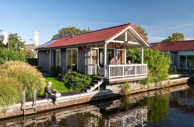 Stay in our cozy Meine 4 chalet with private jetty.