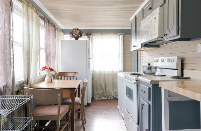 Stay near football fun! 3-Bedroom Vacation Home by Arrowhead 8 min.